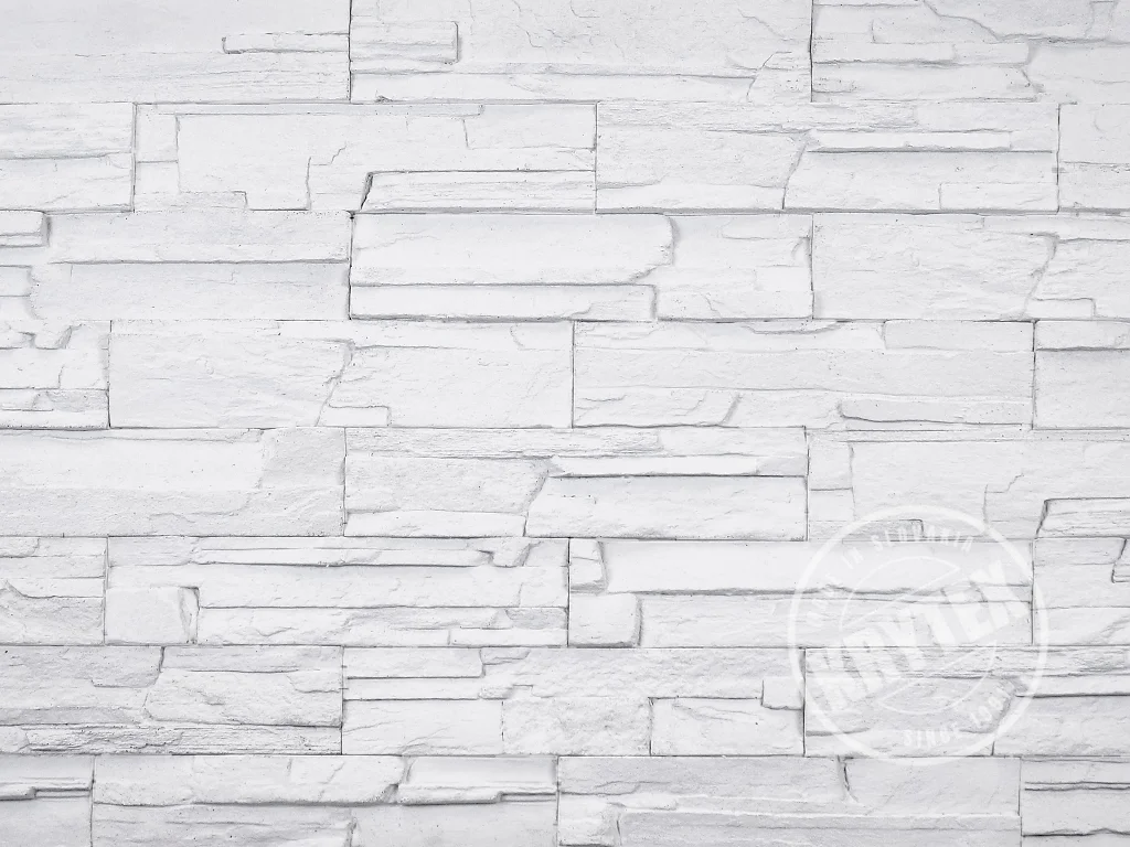 Horizontálne vrstvený kamenný obklad s pútavým profilom v bielej farbe