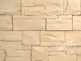 Tenký fasádny obklad v kamennom dizajne v pieskovej farbe.